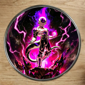 Aimant Frieza : plaque ronde métallique avec illustration anime vibrante de Frieza en forme finale, énergie violette luisante et effets d’éclairs sur fond cosmique sombre