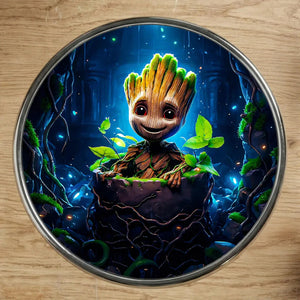 Magnet Groot : plaque décorative ronde en métal avec Groot mossu sur fond forêt bleue