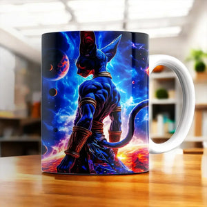Tasse Beerus cosmique bleu et rouge avec figure féline musclée et accents dorés sur fond galaxie étoilée