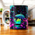 Tasse Chat Néon : chat vert luminescent avec parapluie, fleurs colorées sur fond noir