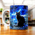 Tasse Chat Noir : chat noir sur scène cosmique bleue avec fleurs lumineuses