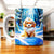 Tasse Chien Neige : chiot orange fluffy en forêt enneigée