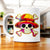Tasse céramique blanche Mug Drapeau One Piece avec crâne cartoon en chapeau de paille rouge et jaune