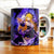 Tasse Fischl : mug céramique blanc avec illustration anime de Fischl aux cheveux blonds longs et tenue violette sur fond étoilé sombre