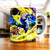 Tasse Goku Super Saiyan avec fond jaune et bleu électrique