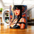 Tasse Yor Forger : femme anime aux cheveux noirs et yeux rouges en tenue noire