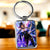 Porte-clé Clorinde en argent avec illustration anime dynamique en violet et bleu
