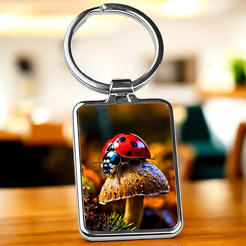 Porte-clé coccinelle en argent rectangulaire avec coccinelle rouge sur champignon texturé