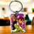 Porte-clé Dandadan rectangulaire argenté avec illustration anime vibrante