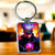 Porte-clé Gojo rectangulaire en métal avec illustration colorée de personnage masqué et effets énergétiques violets et oranges dynamiques