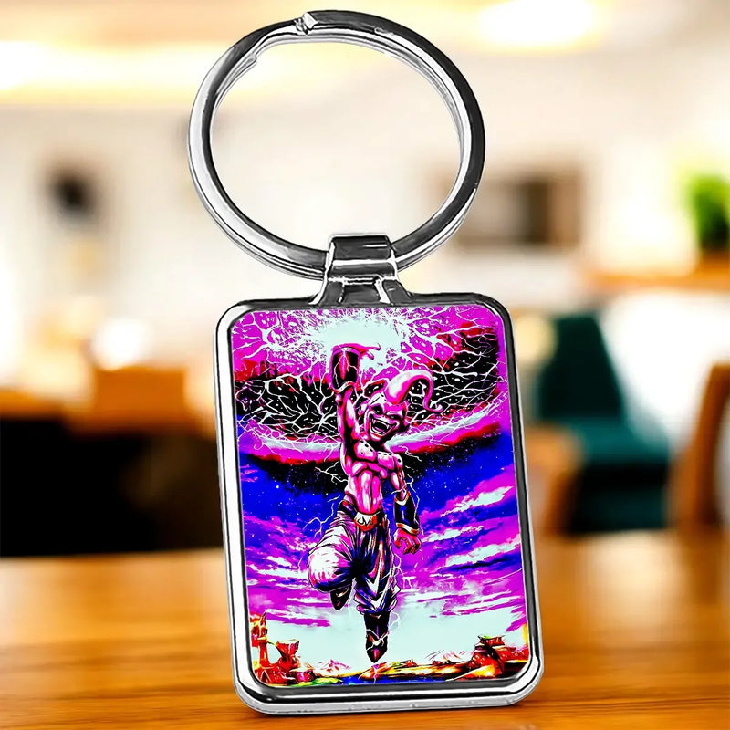 Porte-clé Majin Buu rectangulaire avec anneau argenté et Buu en vol sur fond violet bleu