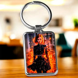 Porte-clé Nobara rectangulaire avec cadre argenté et portrait illustré sur fond orange