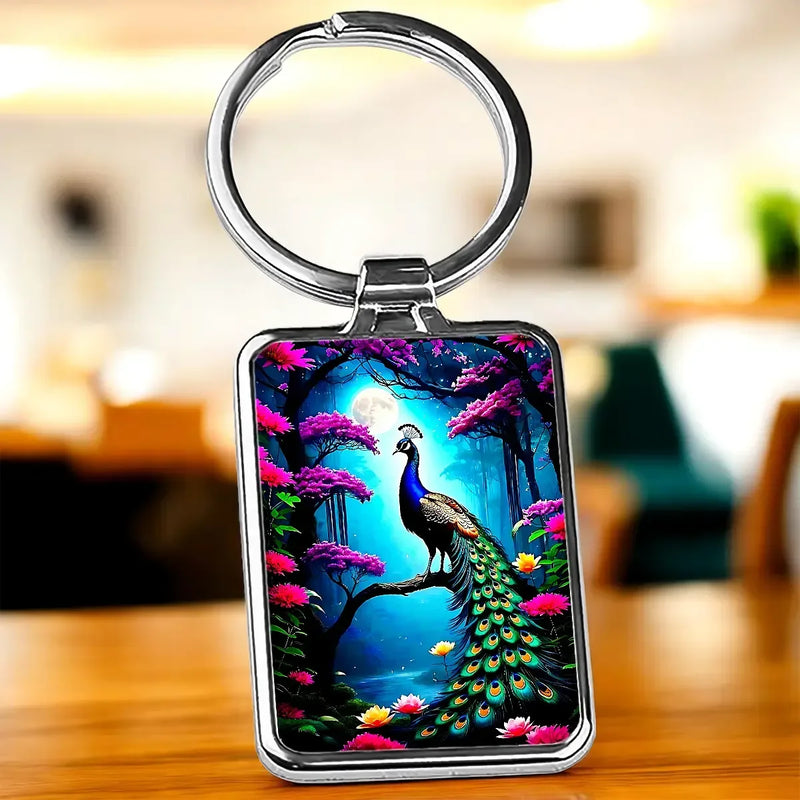 Porte-clé Paon : paon vibrant en forêt mystique sous lune luisante
