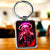 Porte-clé argenté rectangulaire Sukuna avec illustration anime vibrante en rose et rouge