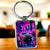 Porte-clé chrome rectangulaire avec voiture rose muscle et skyline néon futuriste
