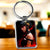 Porte-clés rectangulaire Yor Forger assassin avec portrait illustré sur fond rouge