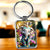 Porte-clé éléphant bébé illustré avec motifs floraux devant cascade