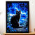 Portrait de chat noir dans cadre noir, ciel cosmique bleu vibrant avec étoiles et fleurs violettes, Tableau Chat Noir