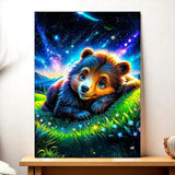 Tableau Ourson : ours brun fluffy aux yeux bleus dans herbe verte cosmique