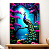 Paon vibrant bleu et vert aux plumes irisées sur branche, entouré de fleurs roses sous lune pleine