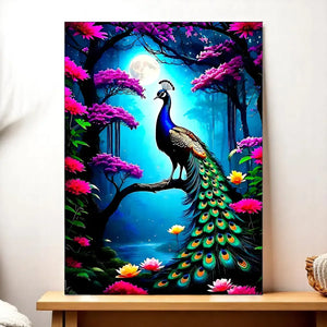 Paon vibrant bleu et vert aux plumes irisées sur branche, entouré de fleurs roses sous lune pleine