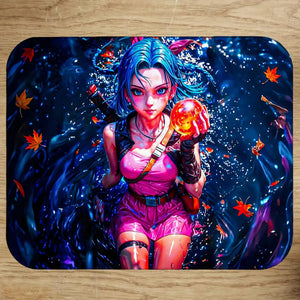 Tapis de souris Bulma : Bulma aux cheveux bleus tenant une orbe orange