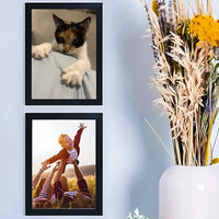 Cadre photo personnalisé : chat calico et enfant joyeux en extérieur