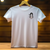T-shirt en coton blanc avec Itachi Uchiha en noir et rouge sur poitrine