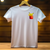 T-shirt Pikachu blanc à manches courtes avec Pikachu jaune vif sortant d’une poche rouge